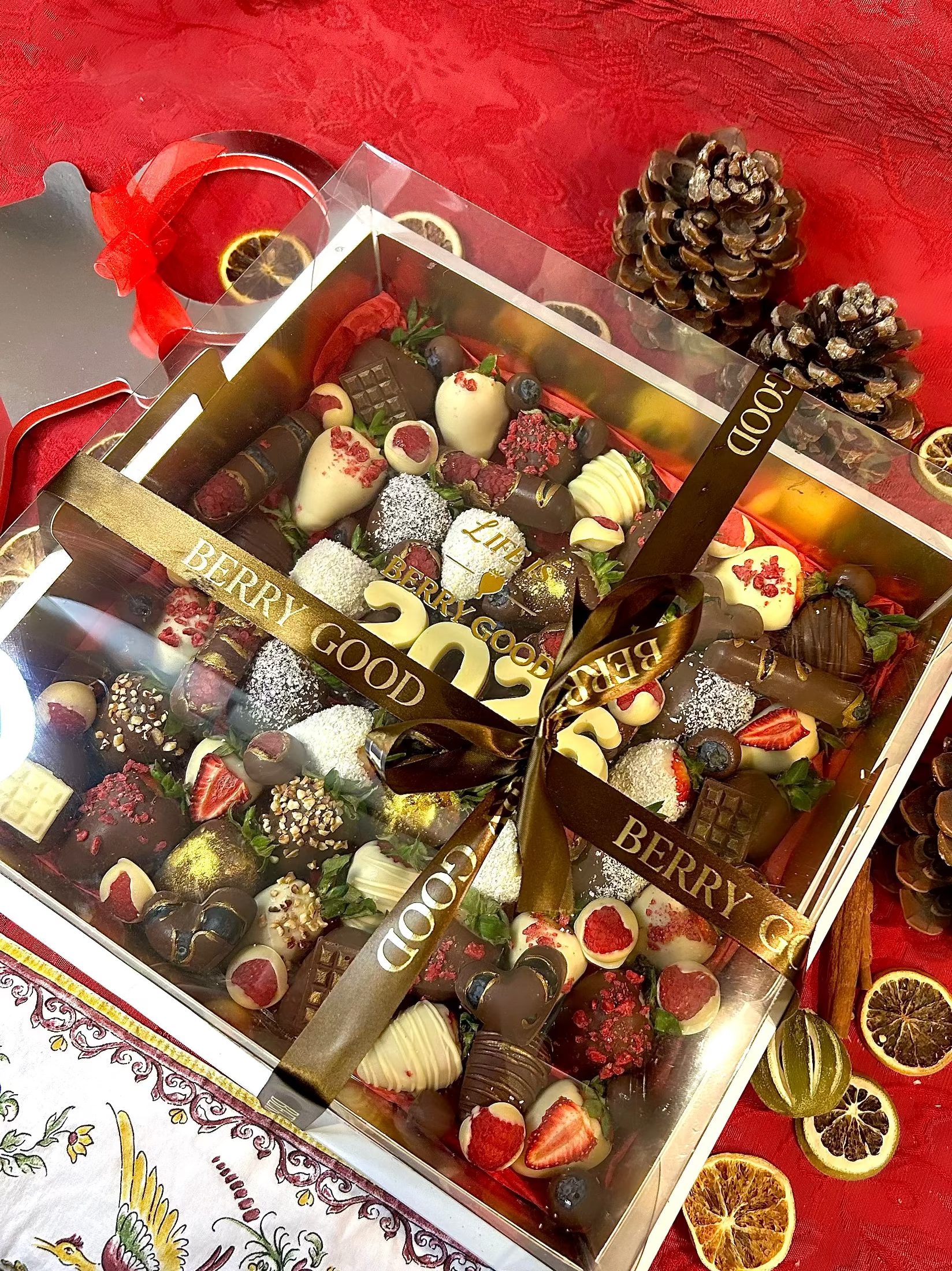 Berry New Year Deluxe – Caja Cuadrada Grande (30 cm)