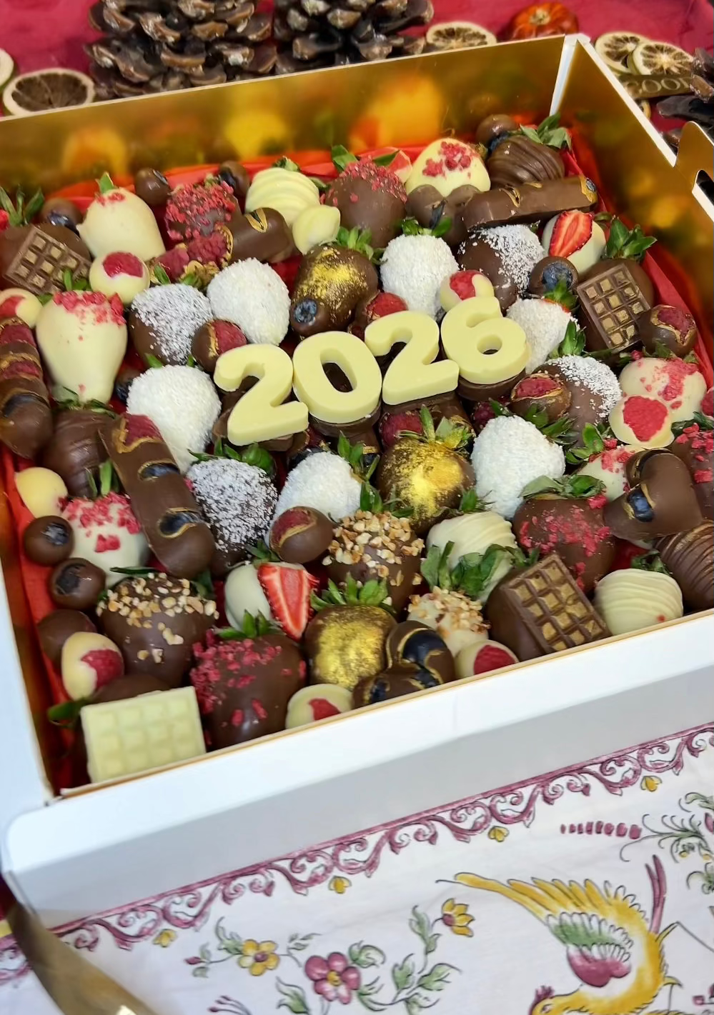 Berry New Year Deluxe – Caja Cuadrada Grande (30 cm)